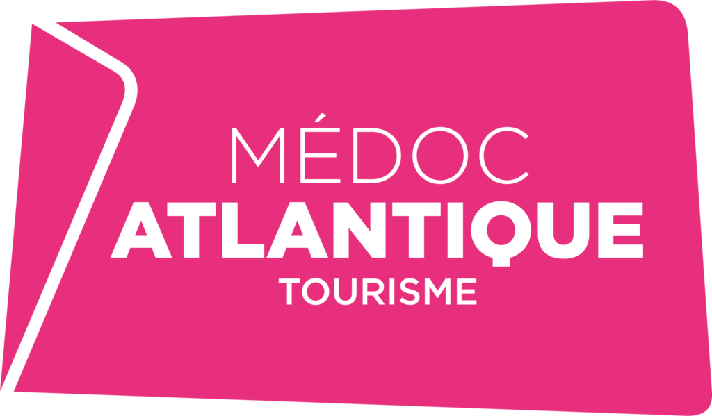 Logo Médoc Atlantique Tourisme. Forme rose dynamique avec un design blanc stylisé à gauche. Texte 'MÉDOC' en contour fin, 'ATLANTIQUE' et 'TOURISME' en blanc gras.